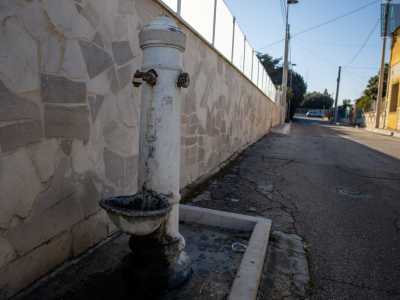 Poco pi� avanti ecco una fontanella in ferro, con il simbolo del fascio littorio in bella vista. Qui non arrivavano le condutture dell�Acquedotto Pugliese e le uniche fonti di approvvigionamento dell�acqua erano questa fontanella e un�altra simile su via Napoli, oggi scomparsa 